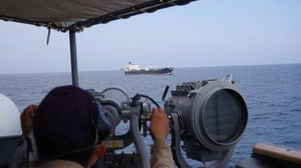 يهدد الحوثيون بإغلاق مضيق باب المندب دعماً لإيران.