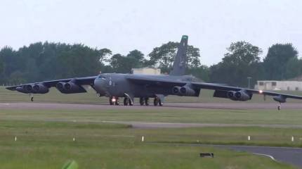 B-52H Stratofortress ВВС США совершил экстренную посадку на авиабазе в Британии