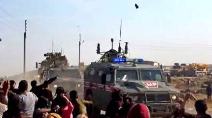 Курды встретили российскую военную полицию и турецкий патруль градом камней