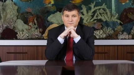 Аваков просит украинцев помочь бронежилетами и постельным бельём