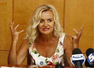Fahrion, in response to a question in Russian, angrily replied "Translate please!"