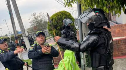 Посольство США в Колумбии обстреляли из луков, Трамп прерывает финансовую помощь