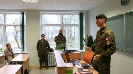 Натовские военные рассказали латвийским школьникам о "готовности защищать Латвию"