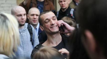 Павленский начинает борьбу с "елисейским режимом Макрона"?..