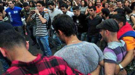 Армения. "Майдан" на 220