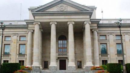 В Варшаве полиция взломала двери школы при посольстве РФ