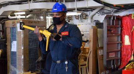 Вместо боевых стрельб на стелс-эсминце USS Michael Monsoor решили потренировать заделывание пробоин