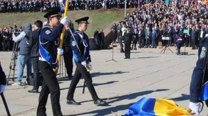 Нехорошее знамение: в Херсоне Порошенко встретили «палкой»