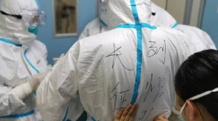 В Китае объяснили, зачем на спины военным медикам в Ухане наносят специальный текст