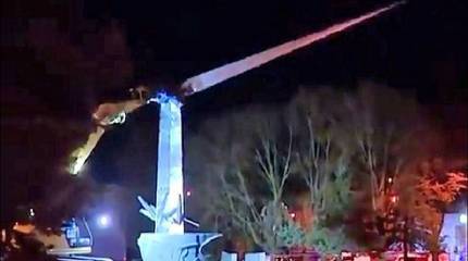 Латвийская полиция задержала более 30 человек, протестовавших против сноса памятников советским воинам