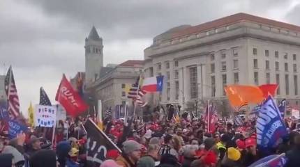 Сторонники Трампа ворвались в здание Капитолия, окружив зал Сената