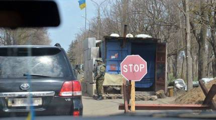 На украинском фронте блокпосты и коррупция разжигают ненависть ("Le Temps", Швейцария)