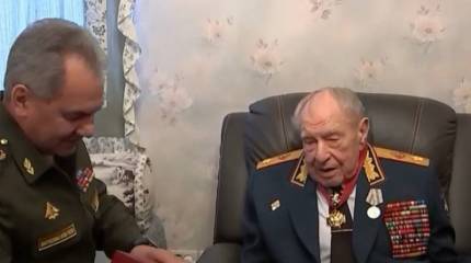 Шойгу вручил награды последнему министру обороны СССР