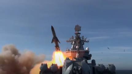 В Сети появилось видео ракетных стрельб АПРК «Омск» и крейсера «Варяг» в ходе учений ТОФ