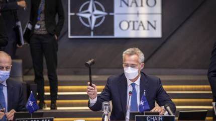 НАТО высылает восемь российских дипломатов из представительства России при альянсе