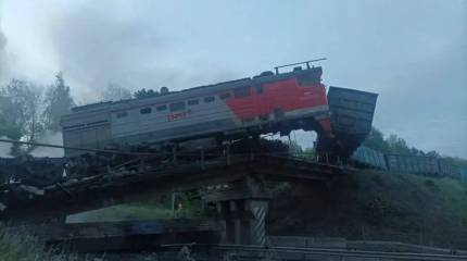 «Таких совпадений не бывает»: Железнодорожный мост обрушился в Курской области во время прохождения по нему грузового состава