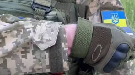 В кадр попала «новейшая разработка» ВСУ – тракторный плуг, задействованный для перевозки военнослужащих