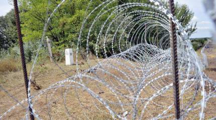 Российский Донецк отгораживается от Украины двухметровым забором