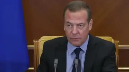 После заявления Зеленского Медведев не гарантирует, что в Киеве наступит 10 мая