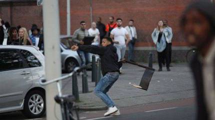 Евродемократия в действии: полиция Гааги разогнала акцию протеста против полицейского произвола