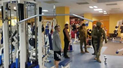 Сотрудники ТЦК (военкомата) Ужгорода вручили повестки мужчинам в тренажёрном зале