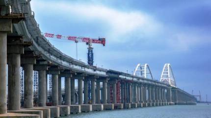 Строители Крымского моста соединили берега железнодорожными пролётами
