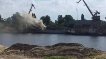 На украинской судоверфи горит разведывательный корабль