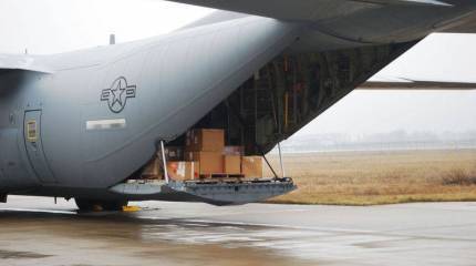 Американская делегация привезла в Киев каски, маски и средства спецзащиты