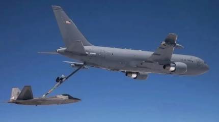 Самолёт ВВС США KC-46 Pegasus потерял топливозаправочную штангу во время полёта с истребителями F-22