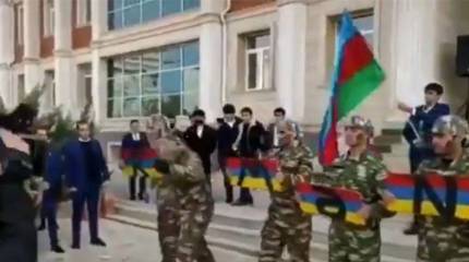 Показательные выступления: Военные Азербайджана разбивают головами пластины с флагом Армении