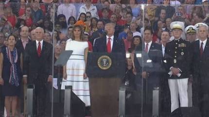 Трамп из-за бронестекла назвал F-22 "совершенно новым самолётом"