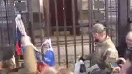 Здание посольства РФ в Киеве радикалы забросали склянками с йодом, сжигая при этом флаг РФ