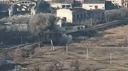 Появились кадры с подрывом моста в окрестностях Артёмовска