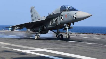 Индийский палубный истребитель Naval Tejas впервые взлетел с палубы авианосца