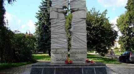 Глава Минобороны Польши: Украина должна признать геноцид населения Волыни