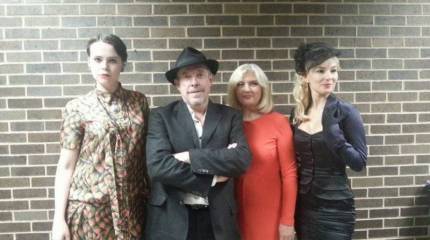 Макаревич смотрит новости...