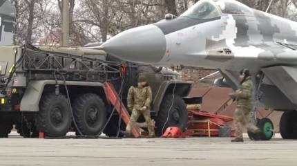 «Вероятно будет списан»: Украинский офицер на автомобиле протаранил истребитель МиГ-29 ВС ВСУ
