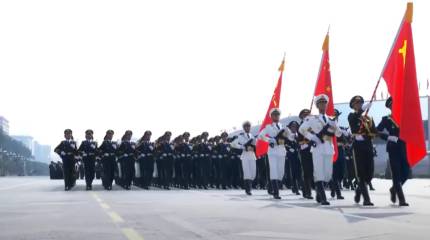 Парад в Пекине открывался знаменосцами и красным флагом с серпом и молотом