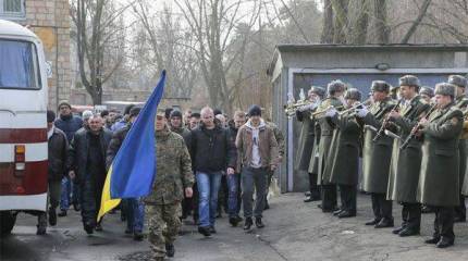 Генштаб ВС Украины разрешает сотрудникам военкоматов вручать повестки призывникам и резервистам фактически повсюду