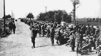 Варшава самозабвенно бередит собственные раны