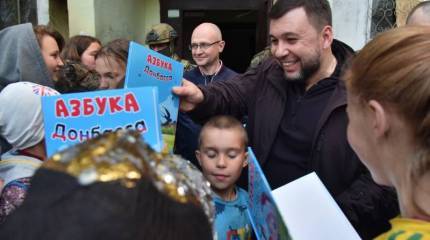 Глава ДНР и российские политики посетили освобожденный Мариуполь