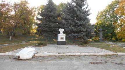 Памятники Ленину снесли в Изюме (Харьковская область) и Сватово (Луганская область)