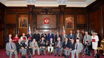 Британских ветеранов Северных конвоев наградили российскими медалями Ушакова