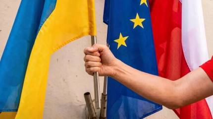 Кандидат в мэры Кракова демонстративно выбросила в мусорник флаги Украины и ЕС