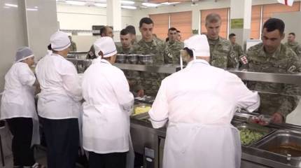 В Грузии шеф-повара ресторанов помогут разнообразить меню в армейских столовых