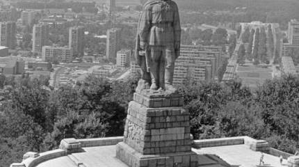 «Стоит над горою Алеша»…