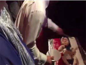 Киевский бал сатаны: тусовка разрезала и съела торт в виде российского ребёнка