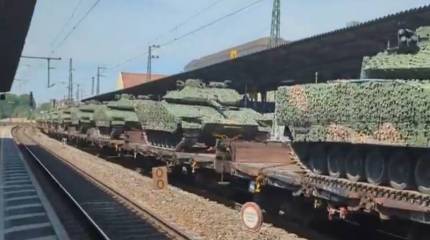 Эшелон со шведскими БМП, движущийся в Германии в направлении Чехии, попал в кадр