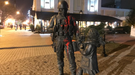 Памятник "Вежливым людям" в Крыму облили краской