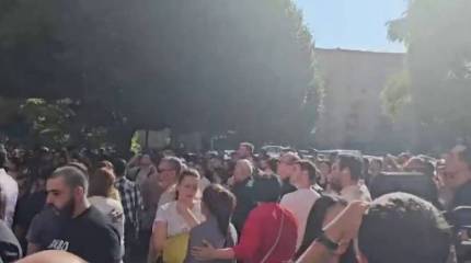 Участники акции протеста в Ереване скандируют «Никол - предатель», обвиняя премьера Армении в происходящем в Карабахе